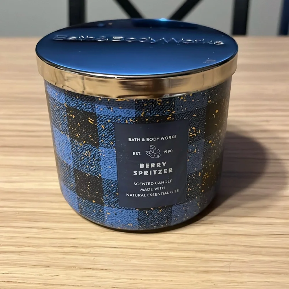 Bath & Body Works 3 Wick Candle. Berry Spritzer.
